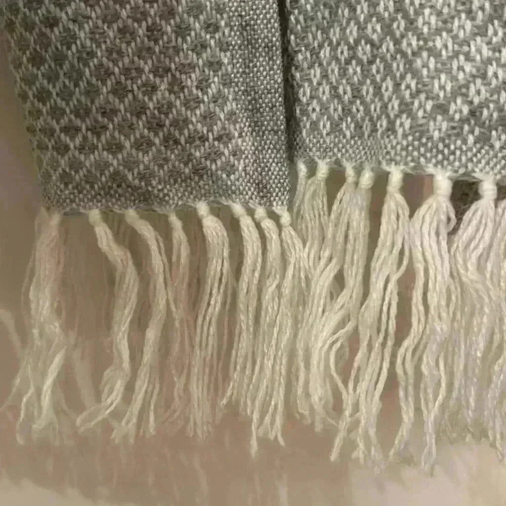 Reversible Gray & White Scarf - Picture 3 of 4